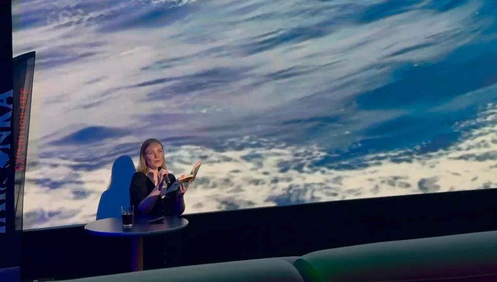 Jessica Benjatschek hält multimediale Lesung