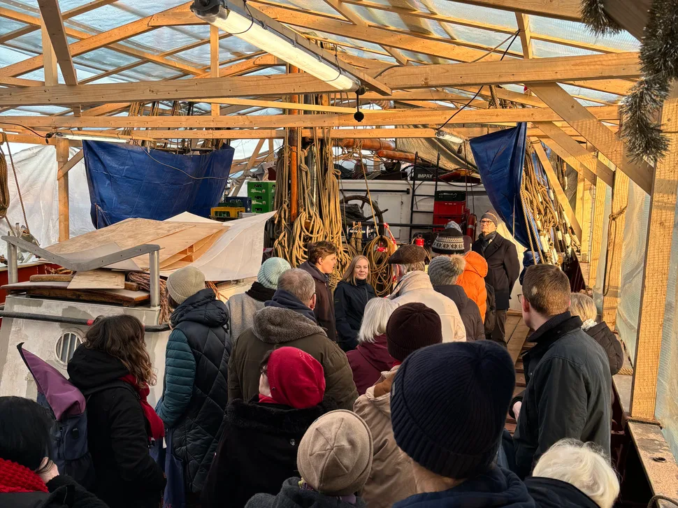 Jessica Benjatschek gibt Schiffsführung vor Lesung