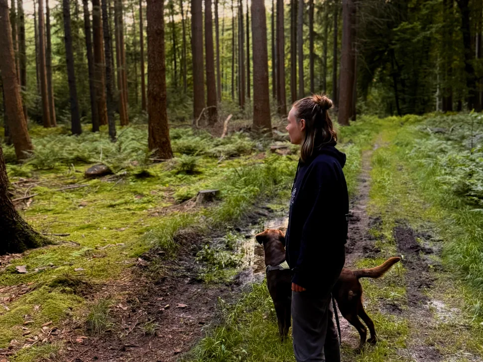 Jessica Benjatschek im Wald