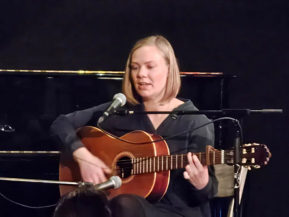 Jessica Benjatschek singt auf Lesung